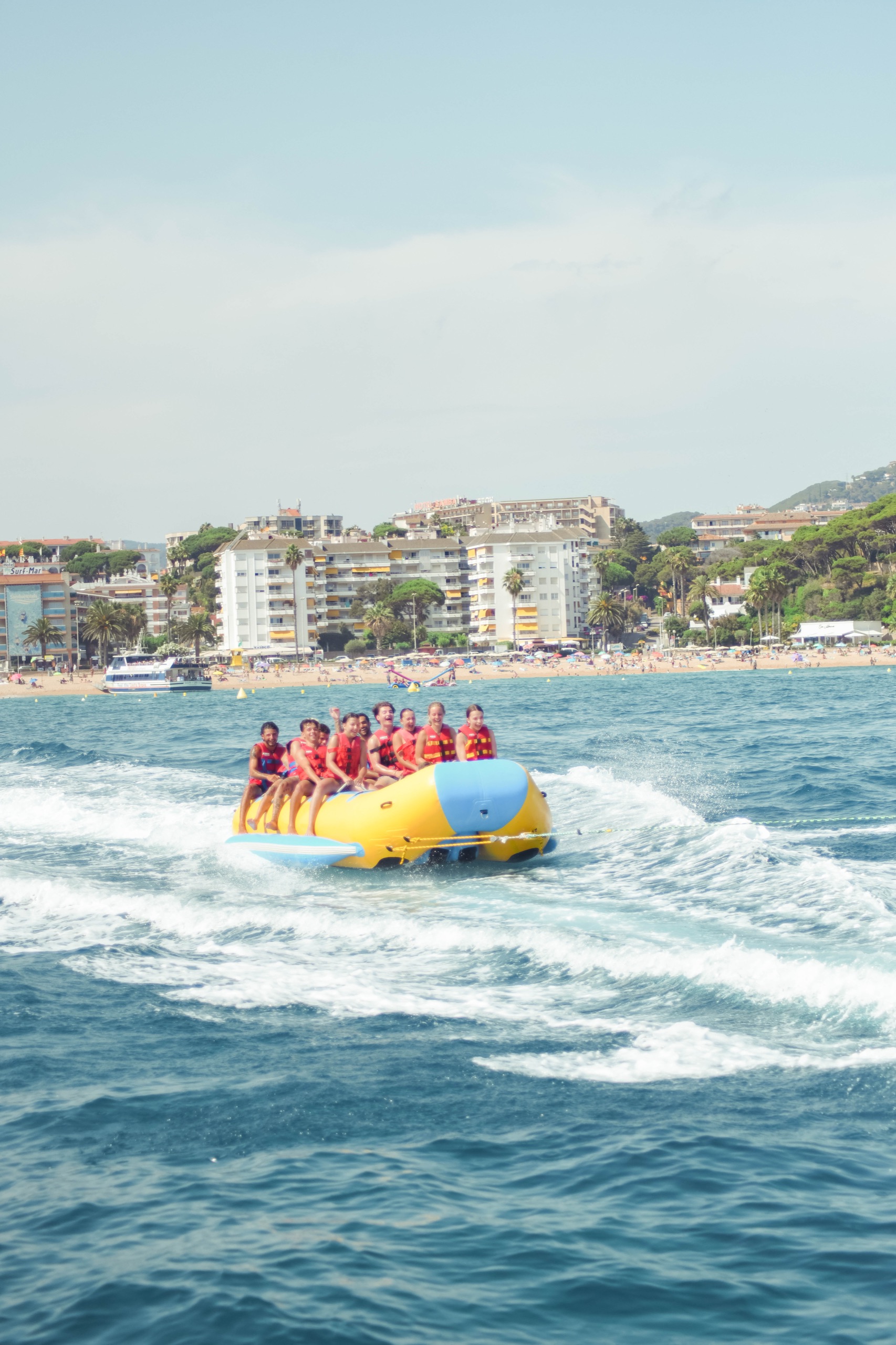 Grupo de amigos en hinchables en el mediterráneo
