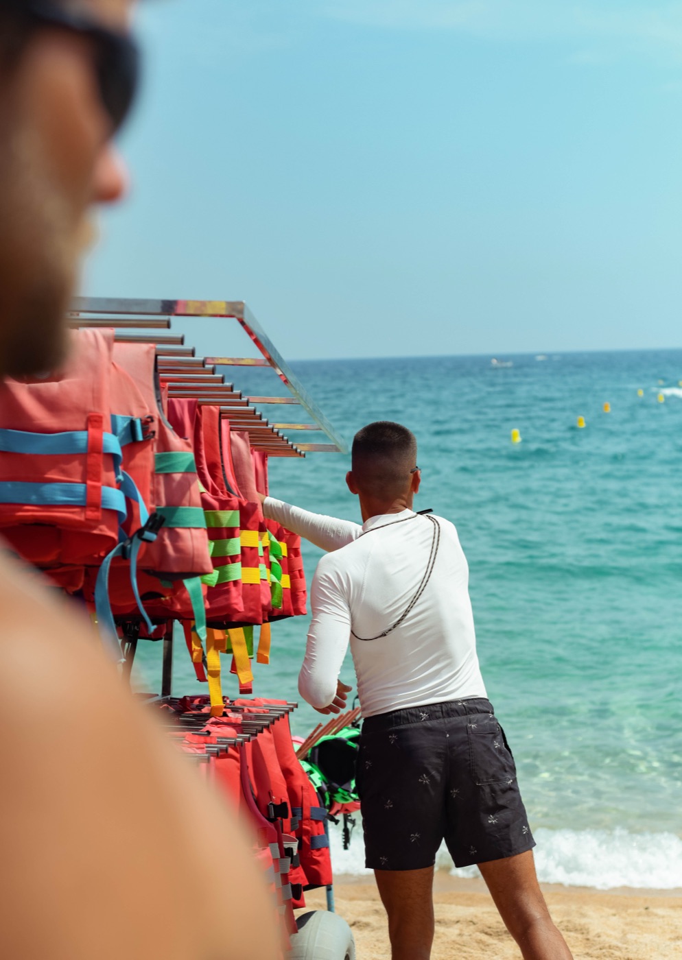 Instructor ayudando a un turista en Platja de Fenals