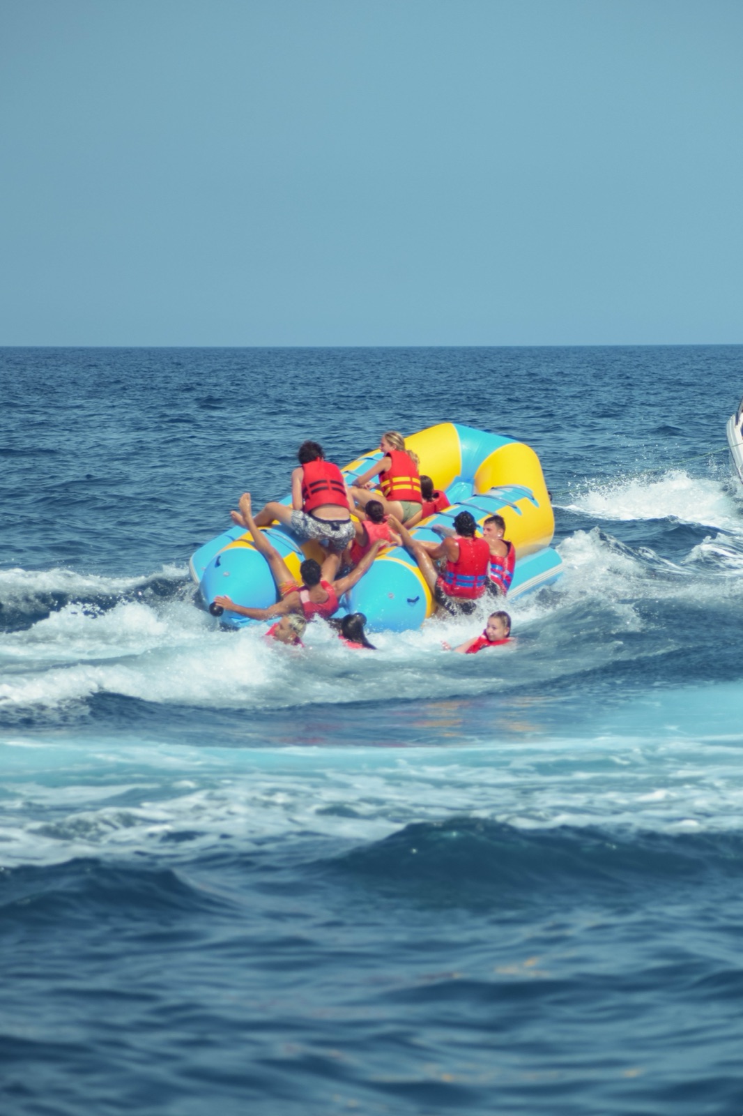 Grupos disfrutando en el mar en Lloret de Mar