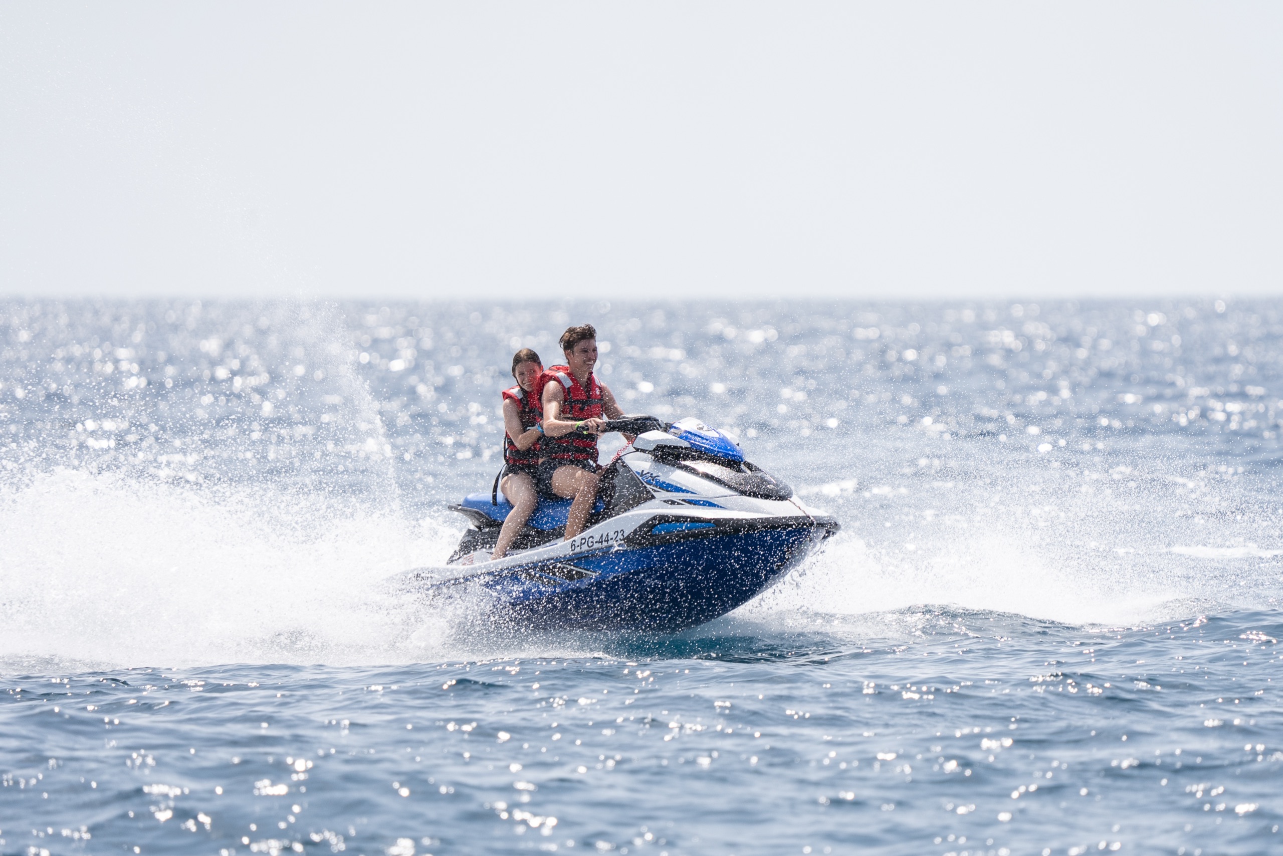 Jet ski surcando las olas del mediterráneo en Lloret de Mar