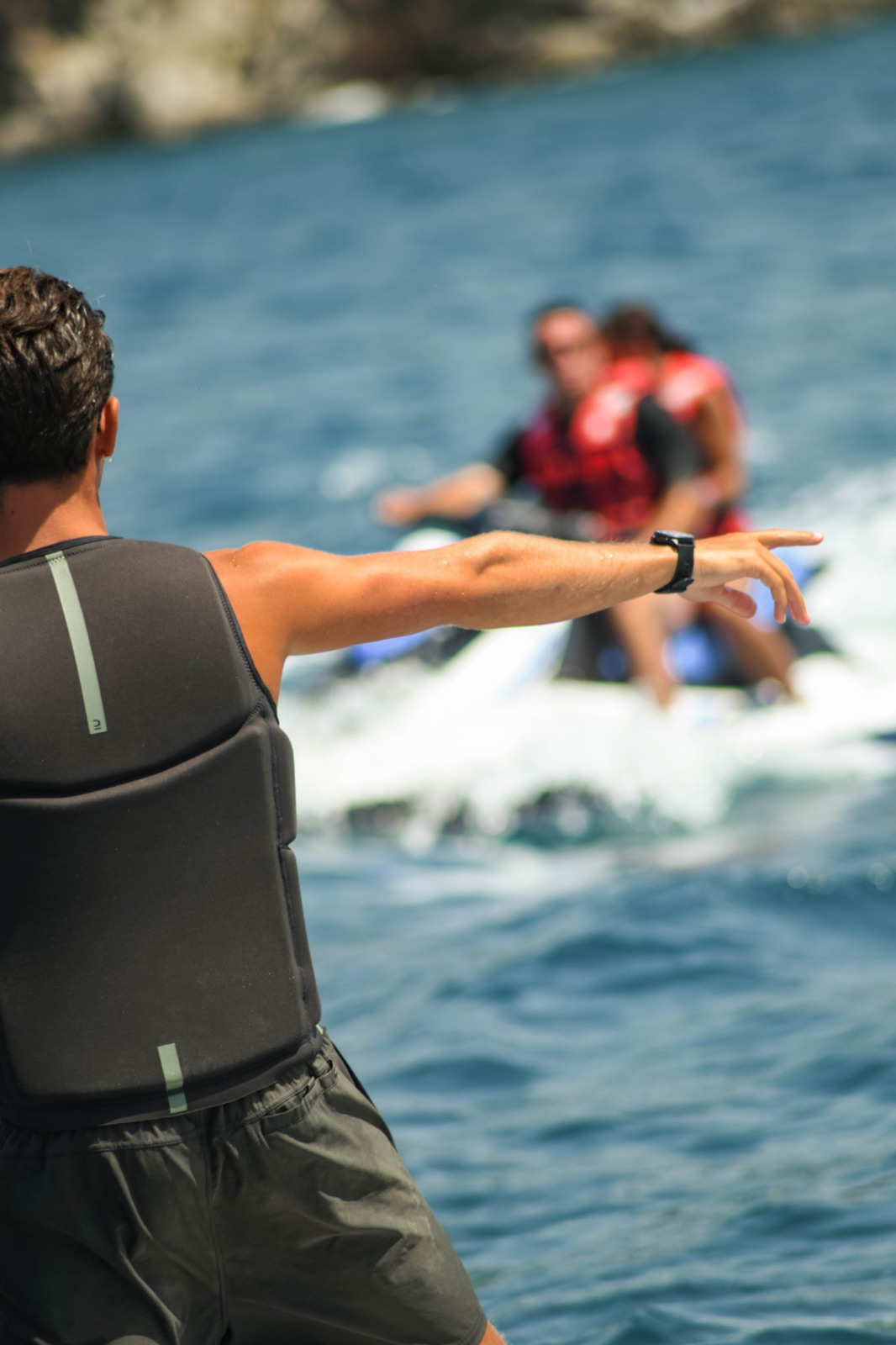 Instructor mostrando el sistema de seguridad del jet ski