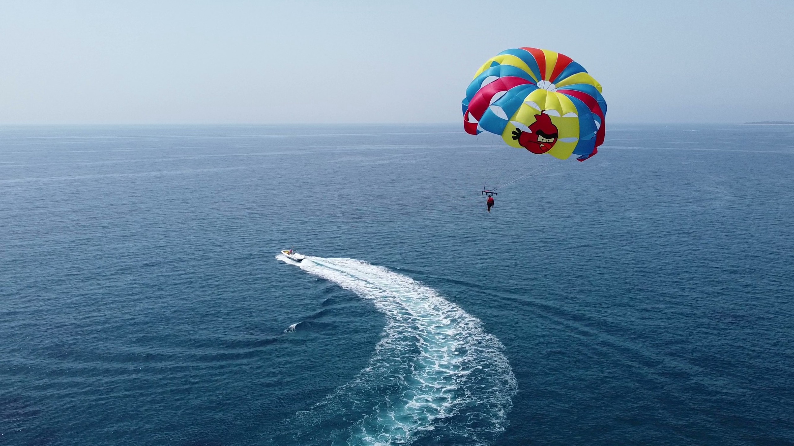 Parasail sobrevolando el mar mediterráneo en Lloret de Mar