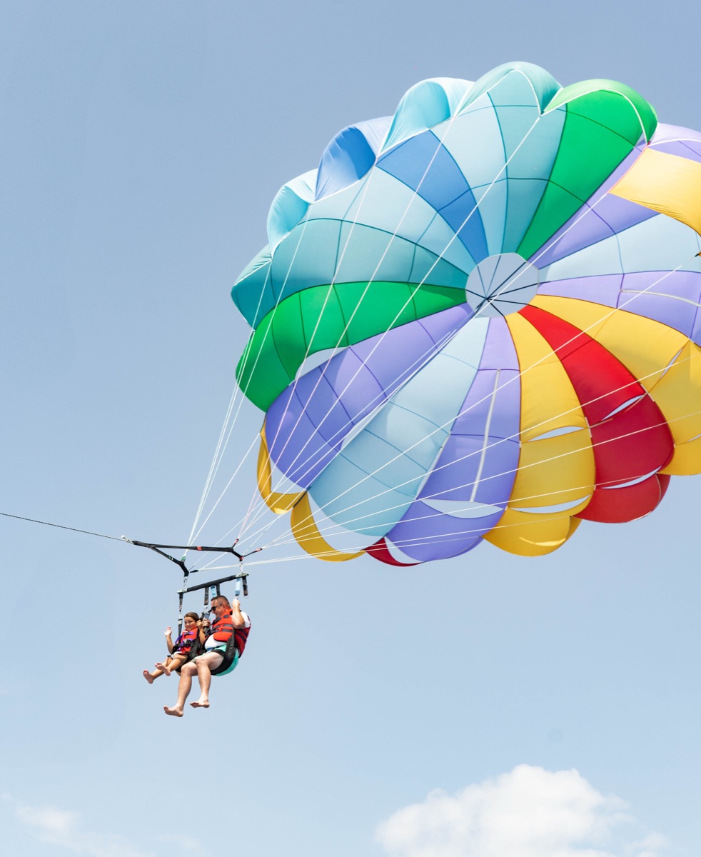 Parasail colorido sobre el cielo azul